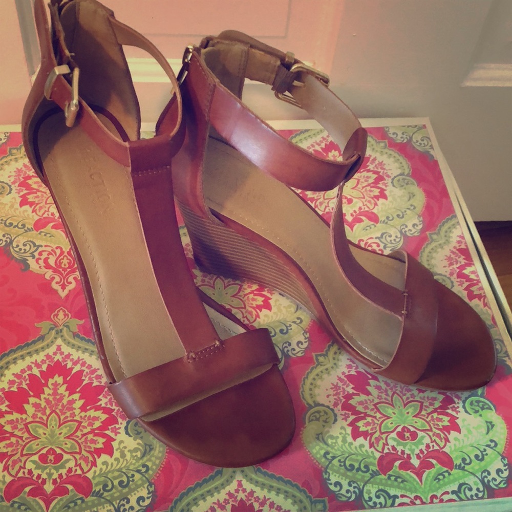 Kenneth Cole strapping wedges